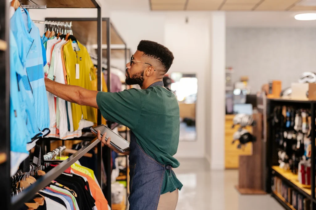 Un homme dans son magasin de sport.