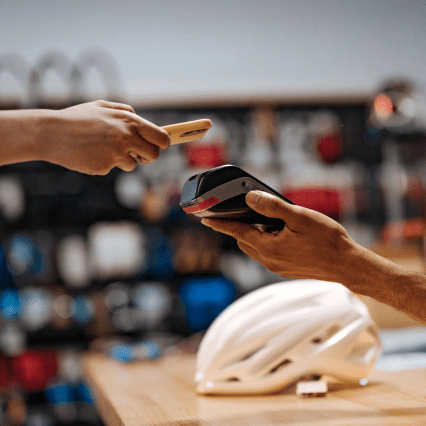 Paiement via un TPE dans une boutique de cycles.