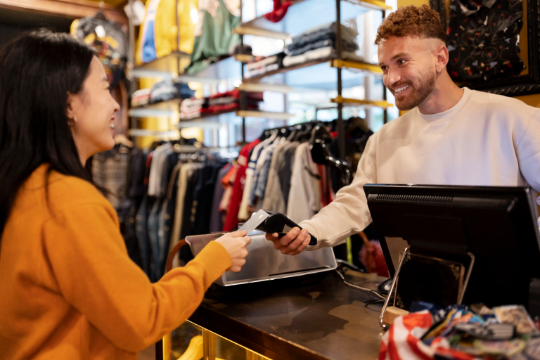 Une cliente paie à la caisse du magasin de sport.