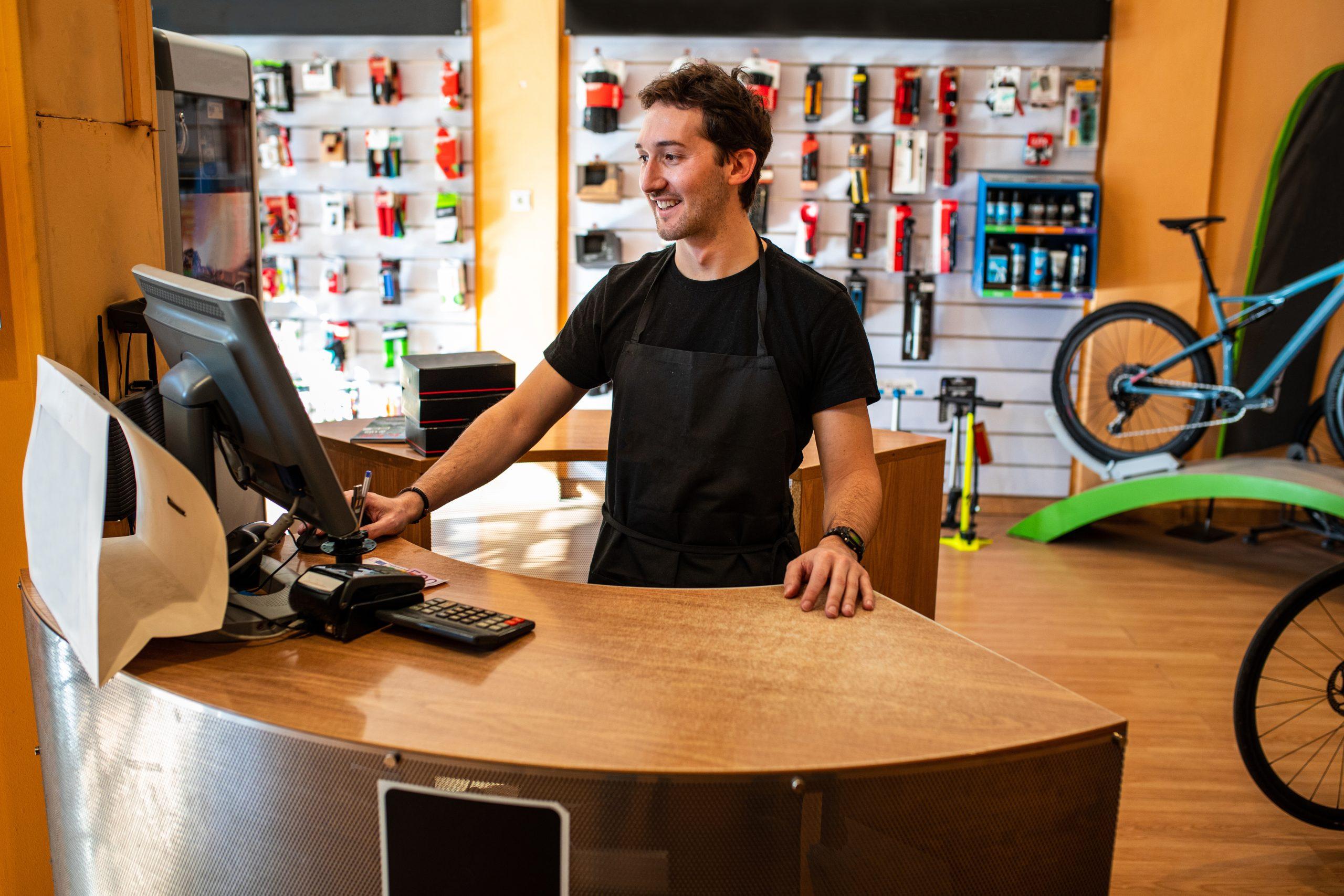 Vendeur au comptoir d'un magasin de vélos